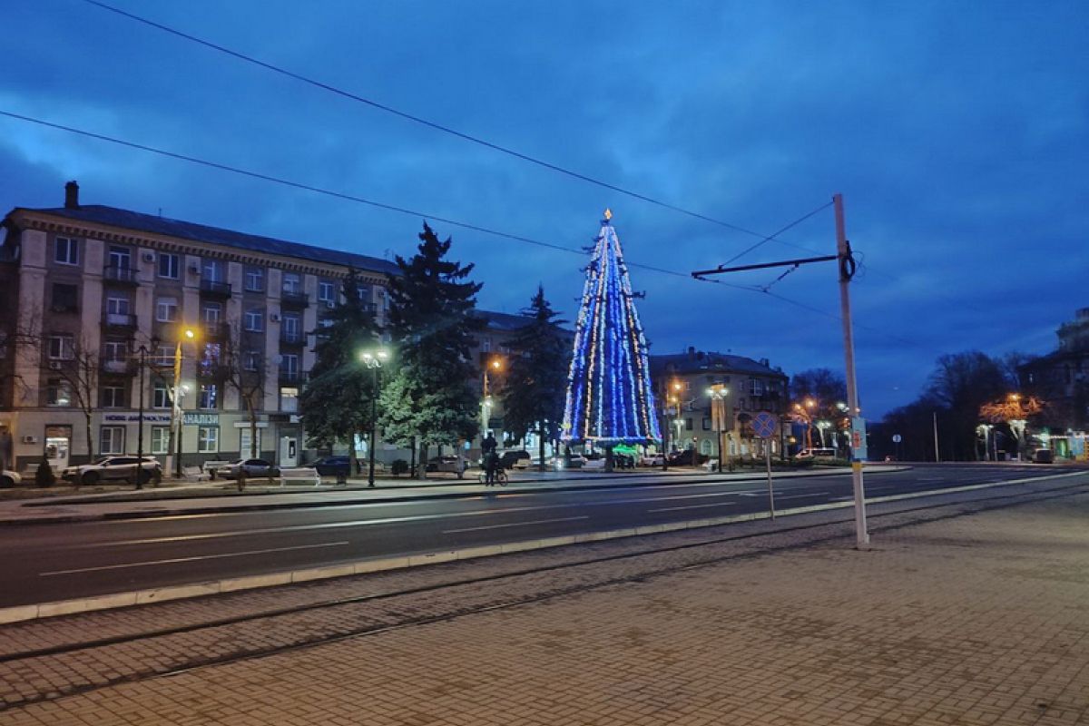 Цьогоріч у центрі Дружківки знову засяяла ялинка, як символ нашої сили, віри у Перемогу та незламності духу