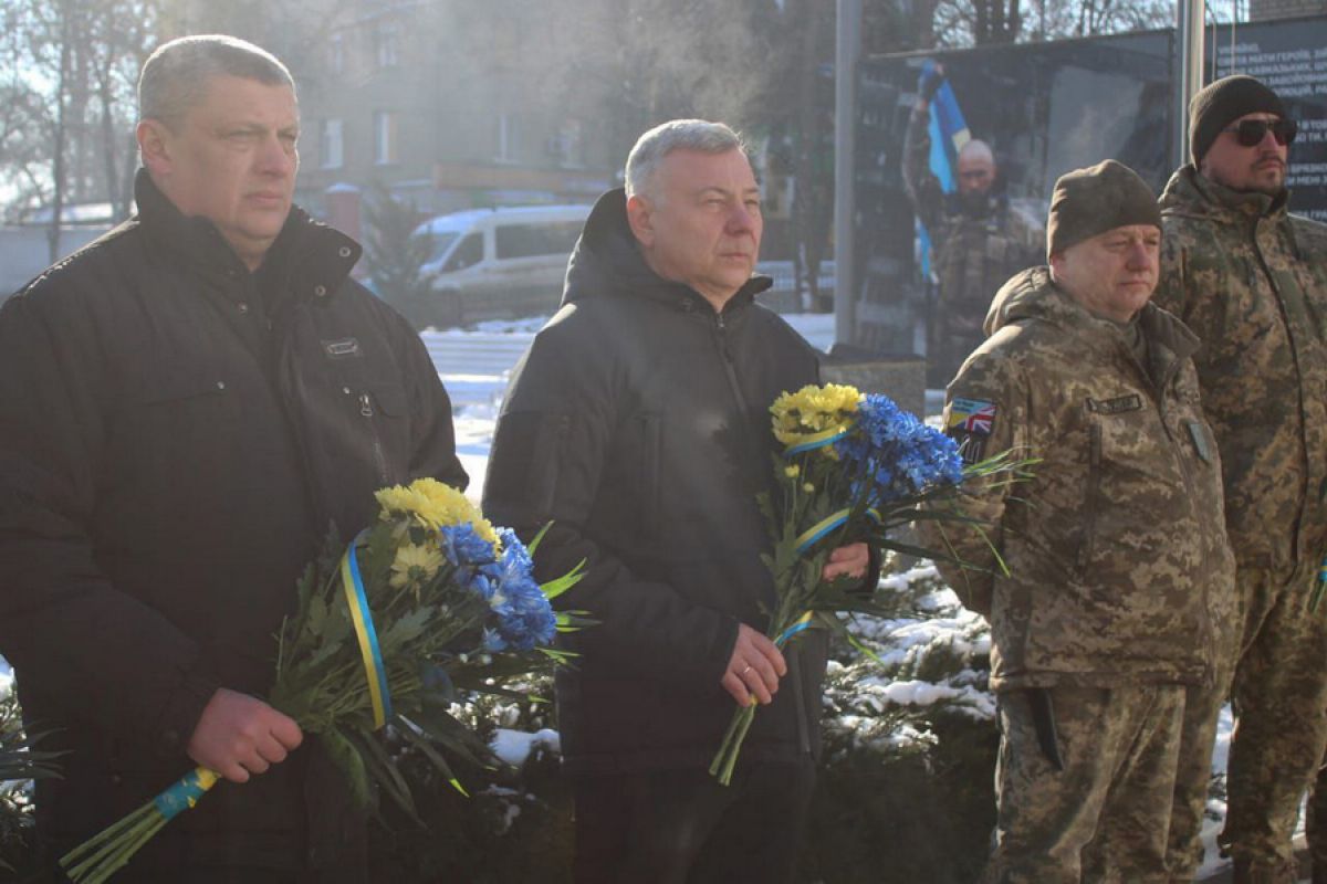 Сьогодні, у День Державного Герба України, керівництво Дружківської міської військової адміністрації разом із військовослужбовцями ЦВС Оперативно-тактичного угруповання «Луганськ», покладанням квітів та хвилиною мовчання, вшанували пам’ять загиблих Героїв